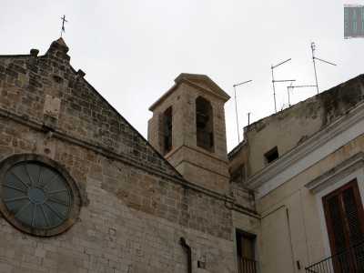 Soggetto a numerosi rifacimenti, oggi si presenta con la facciata rettangolare liscia interrotta al centro da una finestrella circolare e il campanile a vela che spicca sul lato destro